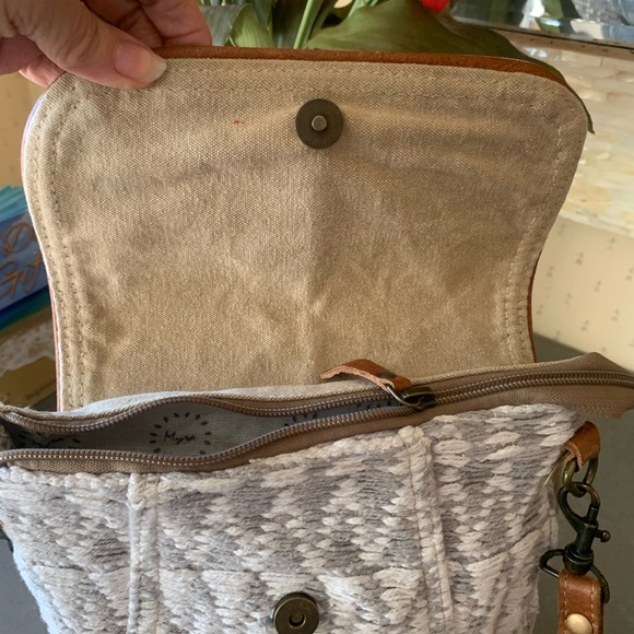 Myra crossbody bag, rustic GRAY COWHIDE flap, 100 percent BROWN leather strap. - Picture 4 of 9